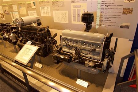 手前がエンジン開発の手本とした１９３３年型シボレーのエンジン。左隣がトヨタ初の自動車用エンジンＡ型。トヨタ産業技術記念館
