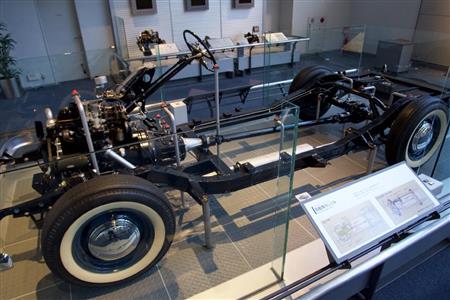 後輪駆動の自動車のしくみがわかるベアシャシー。トヨタ産業技術記念館