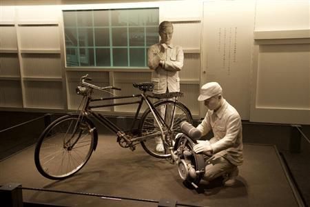 自動車事業は、米国製の自転車用小型エンジンの分析と評価から始まった。館内には他にも等身大ジオラマがたくさん。無彩色のフィギュアがかえってリアルに感じられ、臨場感を高めている。トヨタ産業技術記念館