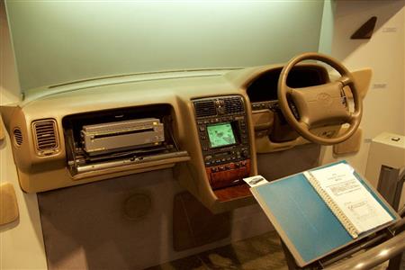 初代セルシオに搭載された当時最先端のインフォテインメントシステム「エレクトロマルチビジョン」。グローブボックスに据えられているのは車載ファクス。ファクスだよ！トヨタ産業技術記念館