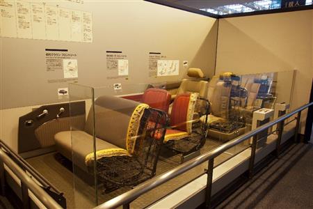 シート発展の推移。手前から初代クラウン、初代カローラ、初代セルシオトヨタ産業技術記念館