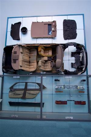 初代セルシオの樹脂製パーツ９３点を平面に展開した展示。トヨタ産業技術記念館