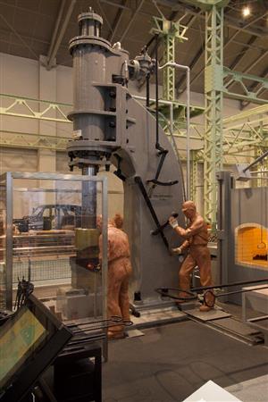動態展示の一つ、ステアリングナックルの鍛造工程。１トンフリーハンマーは、二人の職人の呼吸が命。トヨタ産業技術記念館