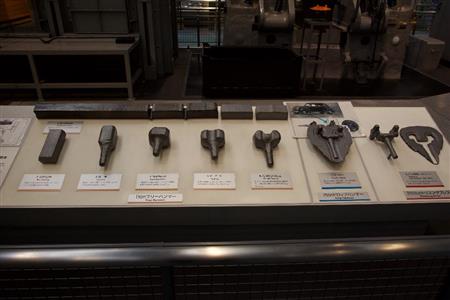 鍛造工程で段階的に変形し、ステアリングナックルの形になっていく様子。トヨタ産業技術記念館