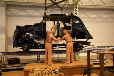 シャシーとボディーの組み付け。トヨタ産業技術記念館
