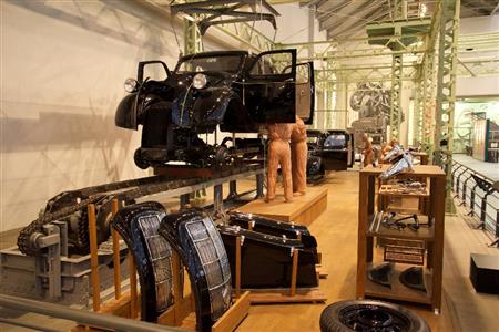 フロントグリル、タイヤ＆ホイールが組み付けを待っている。トヨタ産業技術記念館