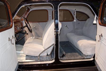 ＡＡ型乗用車の内装。居心地良さそう。ハンドル下に見えるクラクションがアコースティックなのがかわいらしい。トヨタ産業技術記念館