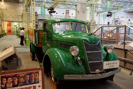 Ｇ１型トラック。ドラマ「ＬＥＡＤＥＲＳ」のポスターがチラリ。トヨタ産業技術記念館