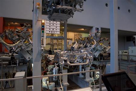 ボディーの組み付け自動溶接機。上・後ろ・左右のアームが動いてパーツを組み、自動で溶接する。トヨタ産業技術記念館