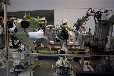 増し打ち自動溶接ライン。自動溶接で組み上がったボディーにスポット溶接を増し打ちし、強度を高める。トヨタ産業技術記念館