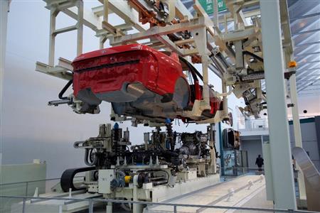 エンジンとシャシーの自動組み付け装置。トヨタ産業技術記念館