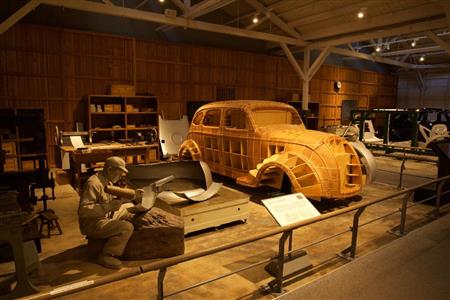 ボディー試作の様子。板金職人が手叩きで加工している。トヨタ産業技術記念館