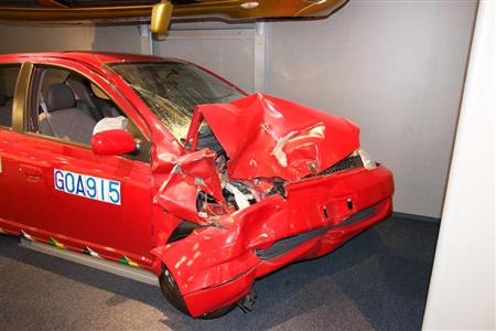 こちらはセダン版のプラッツでしょうか。ボンネットは見事に潰れていますが、キャビンは原形を保っています。トヨタ産業技術記念館