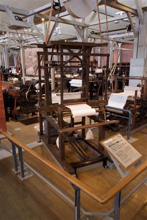 １８９０年に豊田佐吉が発明した豊田式木製人力織機のレプリカ。トヨタ産業技術記念館
