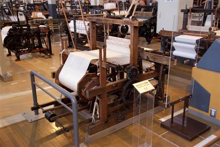 １８９６年発明の豊田式汽力織機。トヨタ産業技術記念館