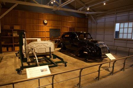 治具の上での組み付け途中の様子と、溶接・半田盛り・研磨・塗装を終え完成したボディー。トヨタ産業技術記念館