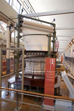 エントランスホールに展示されている環状織機のレプリカ。動態展示。動くのよこれが！トヨタ産業技術記念館