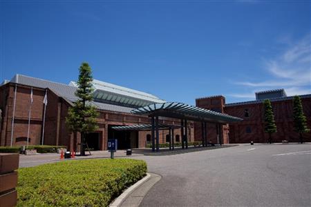 レンガの外壁が威厳を漂わせるトヨタ産業技術記念館。いい天気