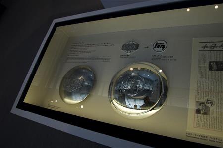 ロゴデザインの一般公募の結果、社名も濁点をとって「トヨタ」に。創業家を連想させる名から、社会性、普遍性を意識した社名へと変更。トヨタ産業技術記念館