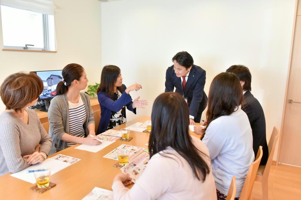 アキュラホーム名古屋支店に集まった愛知県内に住む主婦。前原康宏支店長も入って、理想の住まいについて打ち合わせを行った＝２０１６年１２月、名古屋市東区