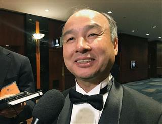 記者団の質問に答えるソフトバンクグループの孫正義会長兼社長＝１８日、ニューヨーク（共同）