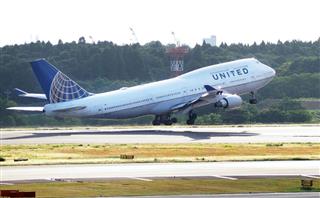 成田空港を離陸する米ユナイテッド航空のジャンボ機＝６月