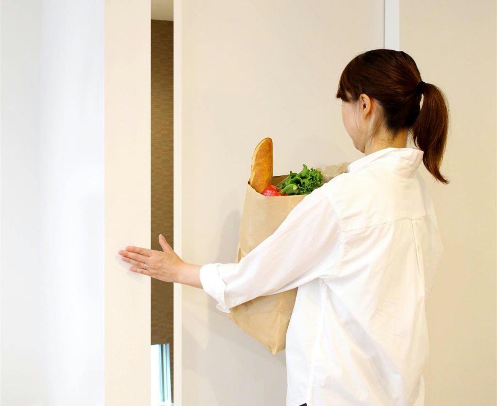 センサーに手をかざすだけで開閉する家庭用自動ドア。育児や家事の負担を抑える