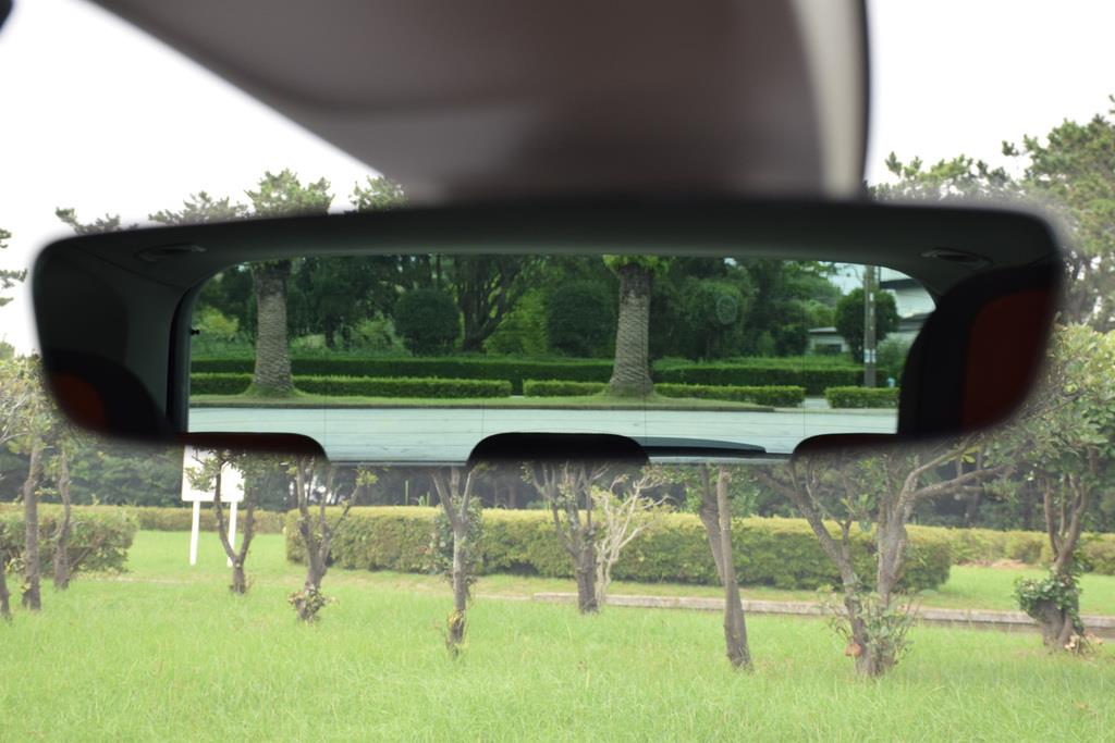 ルームミラー越しのリヤビュー