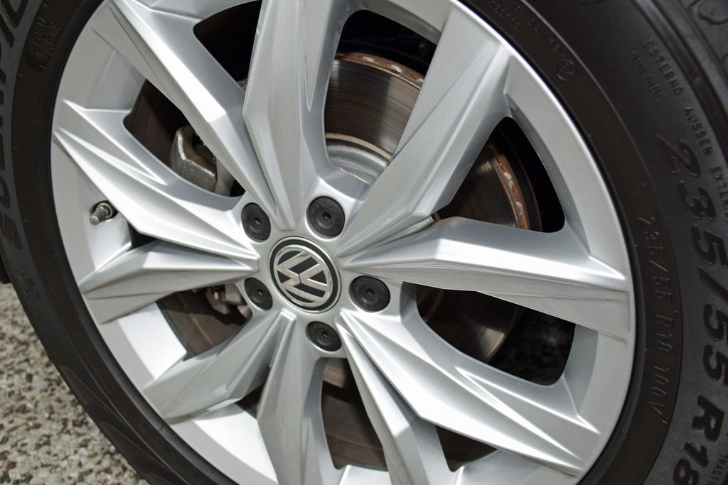 ハイラインは２３５／５５Ｒ１８タイヤを装着している