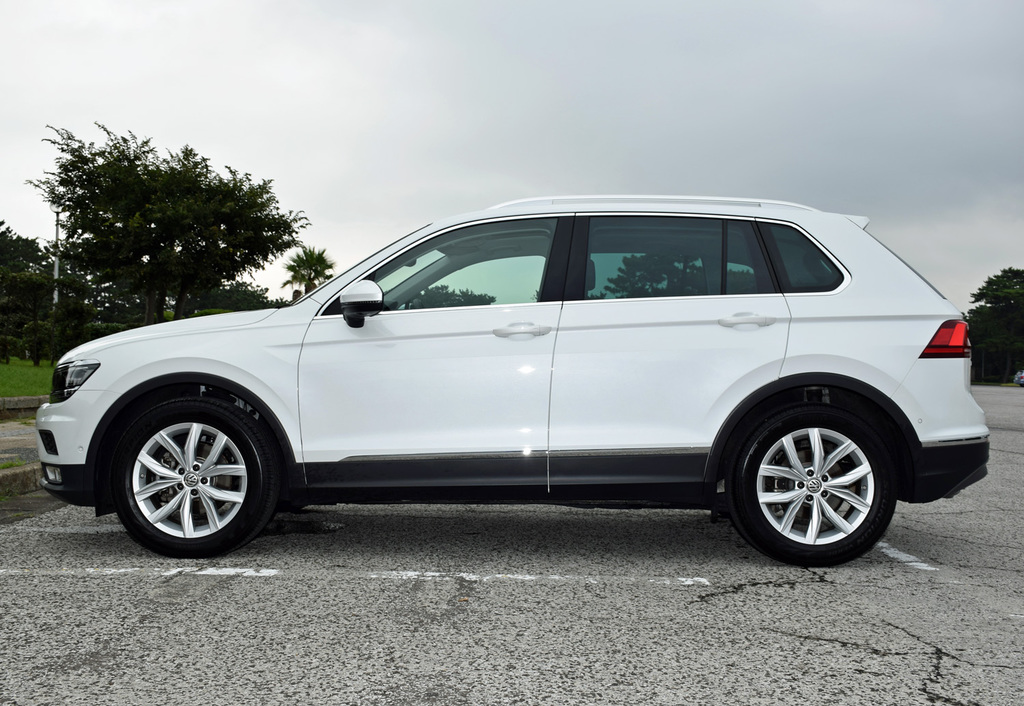 サイドから眺めるティグアン。２本のプレスラインが陰影感をもたらす