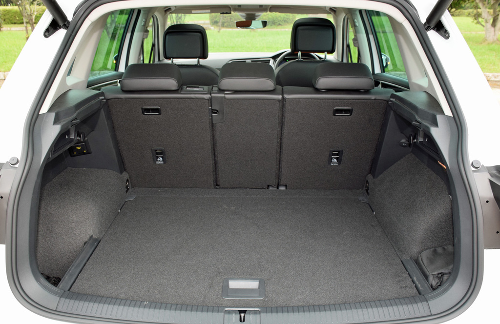 ラゲッジスペースは開口部が大きく、６１５リットルの積載量を誇る