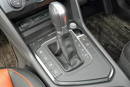 シフトレバー周辺に電動パーキングブレーキやオートホールド、ドライブモードのセレクターを配置している