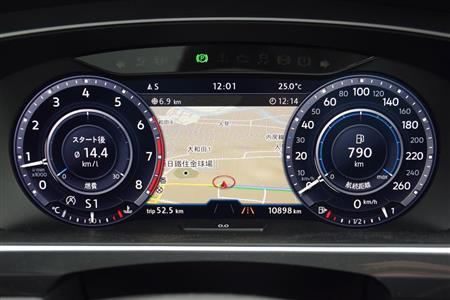 フルデジタル化した「アクティブ・インフォ・ディスプレイ」は、速度計と回転計の間にナビゲーションマップを表示することが可能だ