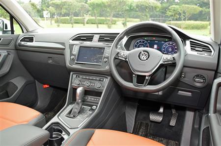 派手さはないが、座ると不思議と気持ちが高ぶる運転席周り