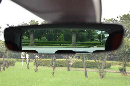 ルームミラー越しのリヤビュー