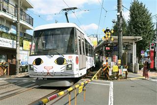 世田谷線上町駅を出発する招き猫電車＝２５日、東京都世田谷区