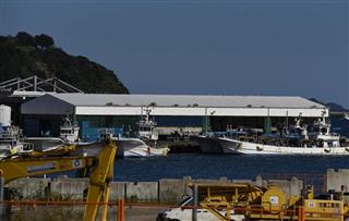 5月に全ての施設が完成した女川魚市場。準備は万端なのに、肝心のサンマを積んだ船がなかなか訪れない=21日、女川町宮ケ崎 5月に全ての施設が完成した女川魚市場。準備は万端なのに、肝心のサンマを積んだ船がなかなか訪れない=21日、女川町宮ケ崎