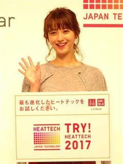 ユニクロの機能性肌着「ヒートテック」の新商品を紹介する女優、佐々木希さん＝２５日午後、東京都渋谷区のヒカリエホール