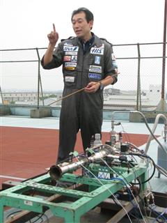 新型エンジンについて説明するＰＤエアロスペースの緒川修治社長＝愛知県碧南市
