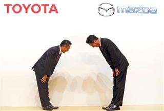 資本提携を発表する記者会見で、互いにおじぎするトヨタ自動車の豊田章男社長（左）とマツダの小飼雅道社長＝東京都中央区（桐山弘太撮影）