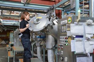 女性の活躍も目立つ、朝倉染布の工場＝群馬県桐生市