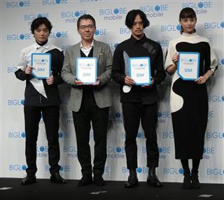 ビッグローブの新ＣＭに出演する女優の山本美月さん（右端）と同社の有泉健社長（左から２人目）＝２８日、東京都港区