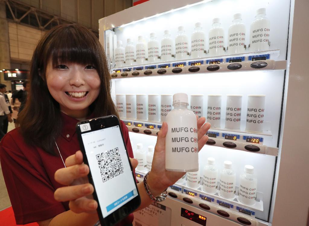 自動販売機で買い物ができるデジタル通貨「ＭＵＦＧコイン」＝２日午後、千葉市美浜区の幕張メッセ（飯田英男撮影）