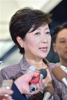 写真撮影を終え、取材に応じる希望の党の小池百合子代表＝１日午後、東京都中央区（宮崎瑞穂撮影）
