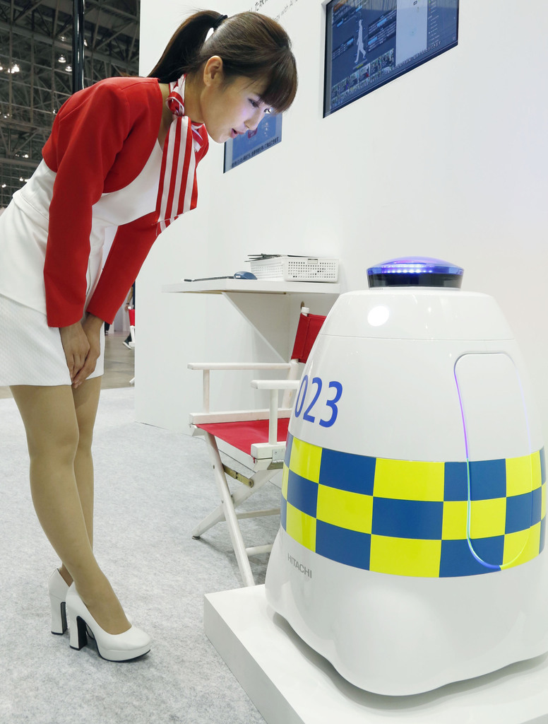 「ＣＥＡＴＥＣジャパン２０１７」の事前公開で、披露された日立製作所の見回りロボット＝２日午後、千葉市の幕張メッセ