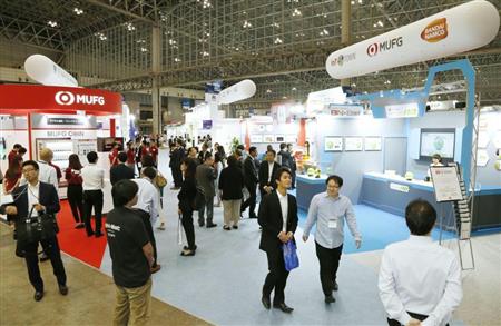 報道関係者に事前公開された「ＣＥＡＴＥＣジャパン２０１７」の「ＩｏＴ」をテーマにした展示エリア＝２日午後、千葉市の幕張メッセ