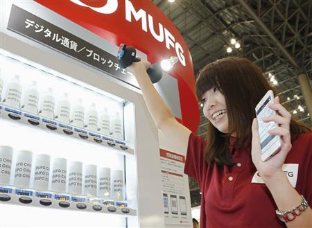 「ＣＥＡＴＥＣジャパン２０１７」会場内の自動販売機で飲み物が買える、仮想通貨「ＭＵＦＧコイン」のデモンストレーション＝２日午後、千葉市の幕張メッセ