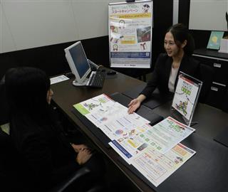 証券業界は「つみたてＮＩＳＡ」で新規顧客の開拓を狙う＝２日、東京都中央区の野村証券本店営業部