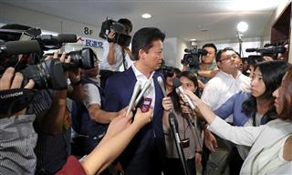 党本部で記者の質問に答える民進党の玄葉光一郎総合選挙対策本部長代行＝２日午後、東京都千代田区（桐原正道撮影）