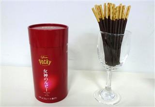 江崎グリコが発売する赤ワインに合うポッキー（３日、東京都港区）